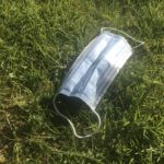 Eine OP-Maske liegt im Gras