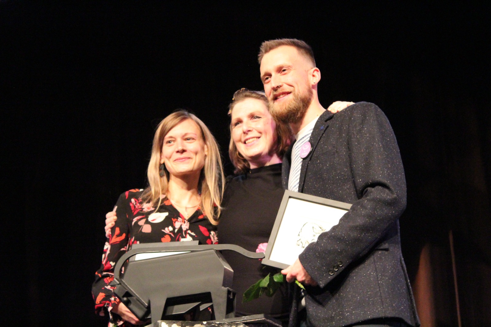 Auf dem Bild (von l.) Franziska Hüther (Übersetzerin), Malene Sølvsten (Autorin) und Justus Carl (Übersetzer) bei der Preisverleihung